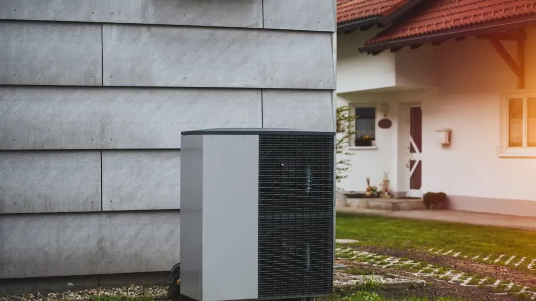 Wärmepumpe neben einem Wohnhaus
